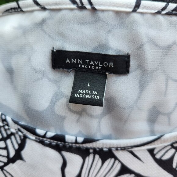 P281. Ann Taylor Black & White Floral Cap sleeve blouse with peplum ruffle |L - Picture 4 of 4
